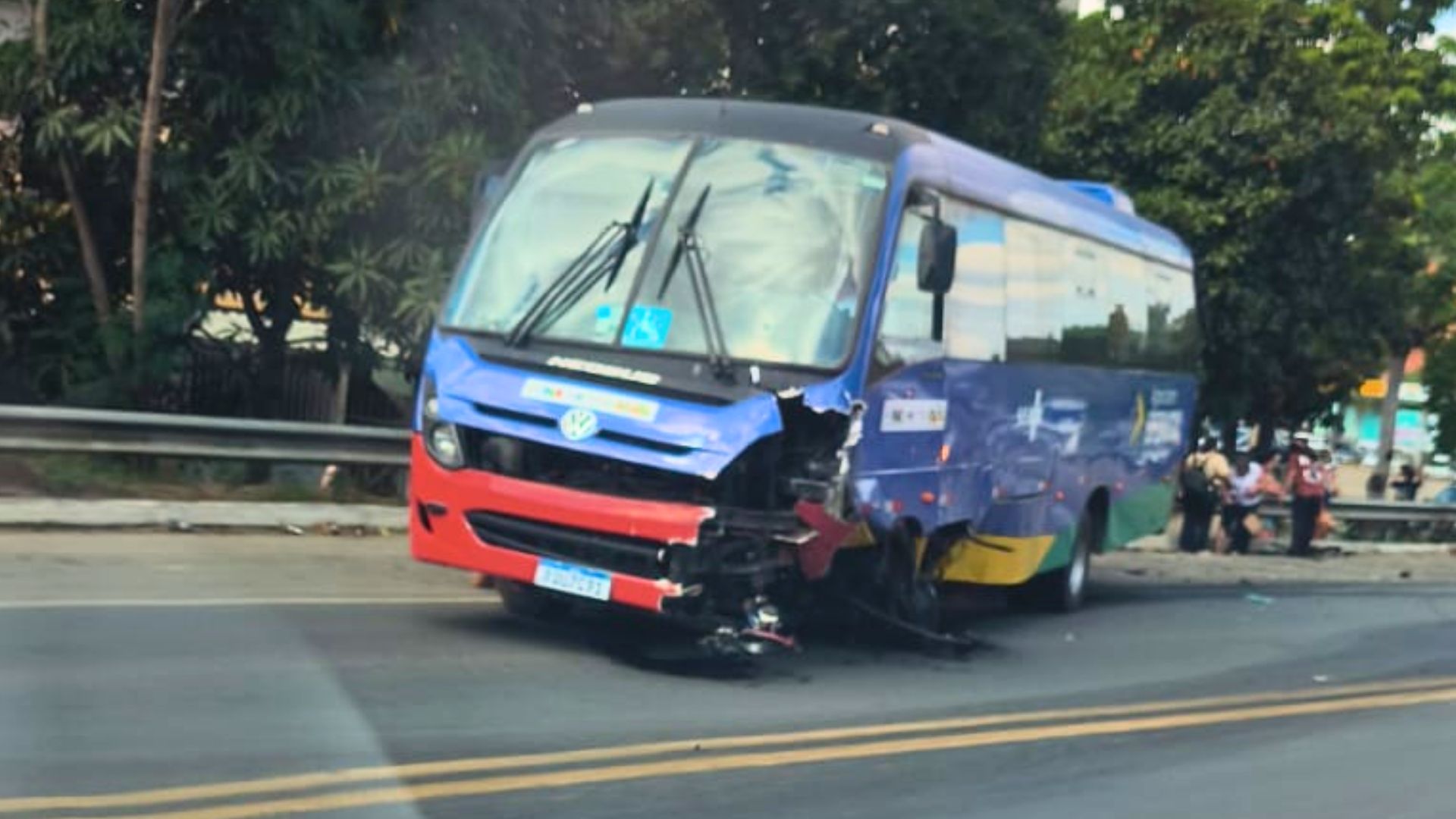 Homem morre em batida entre carro e micro-ônibus na BR 259, em Colatina