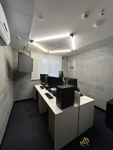 Sala com quatro postos de trabalho