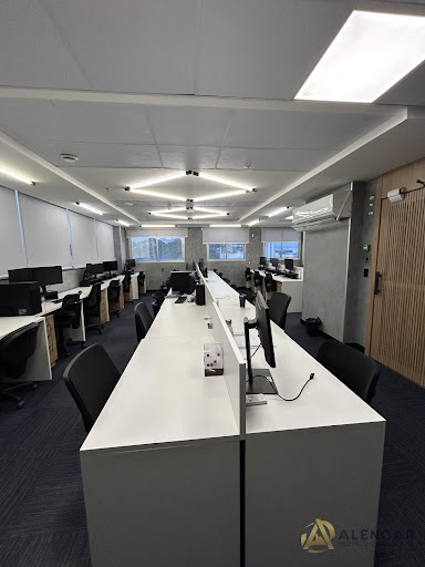 Sala com 33 postos de trabalho