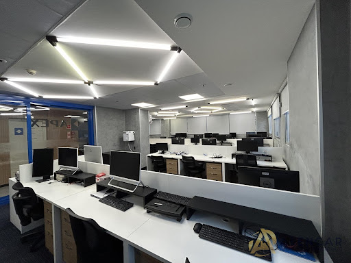 Sala com 33 postos de trabalho