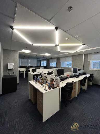 Sala com 33 postos de trabalho
