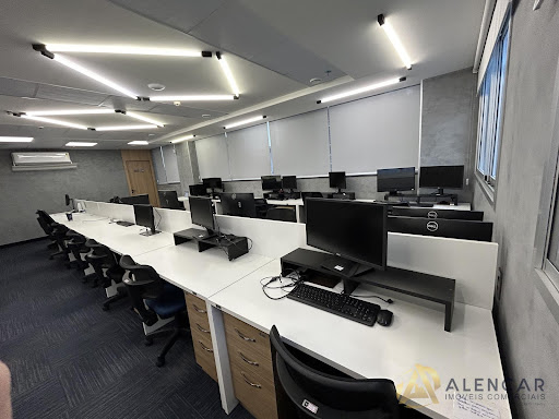 Sala com 33 postos de trabalho