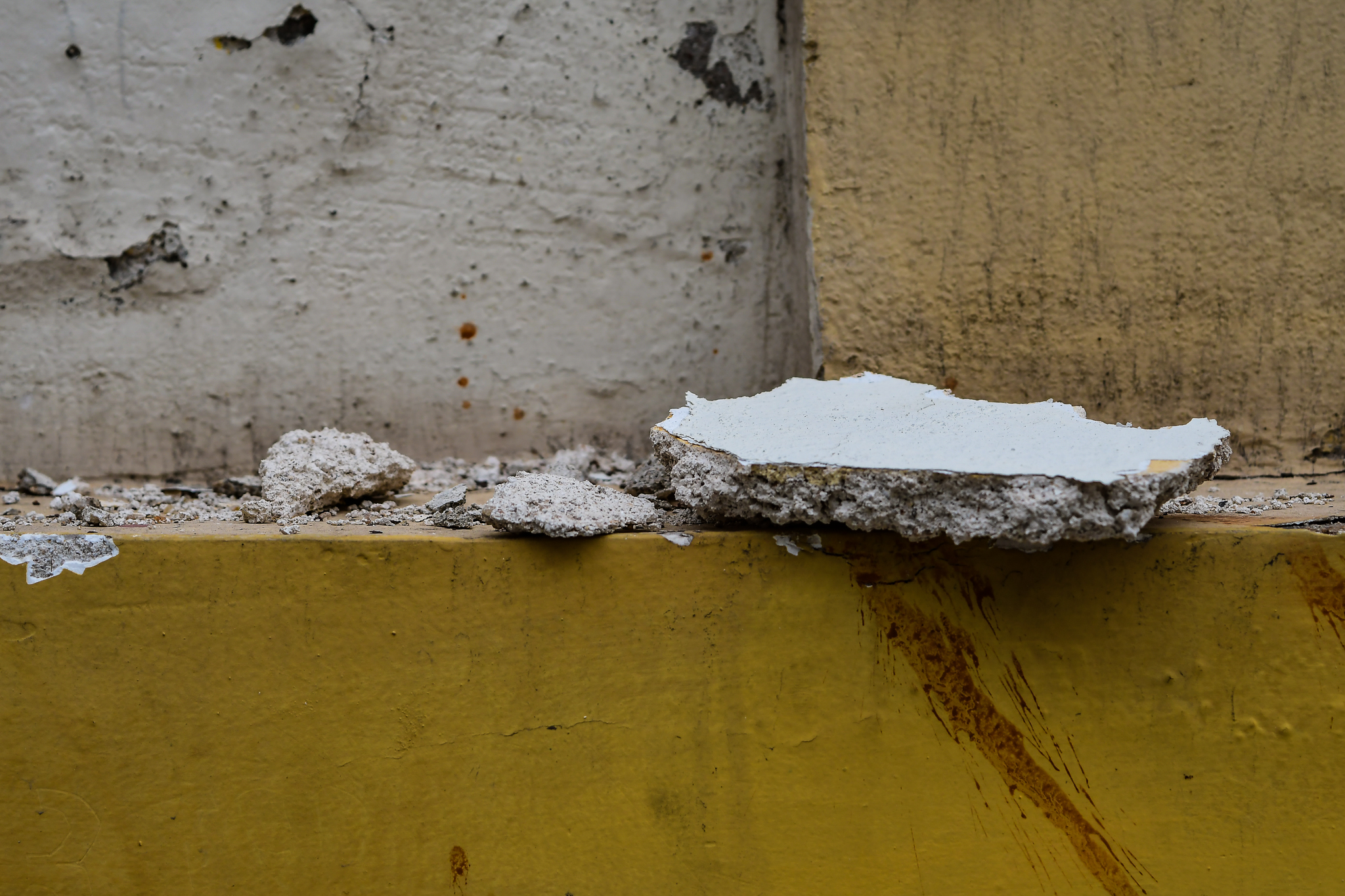 Concreto que caiu de sacada do prédio da Fafi, no Centro de Vitória