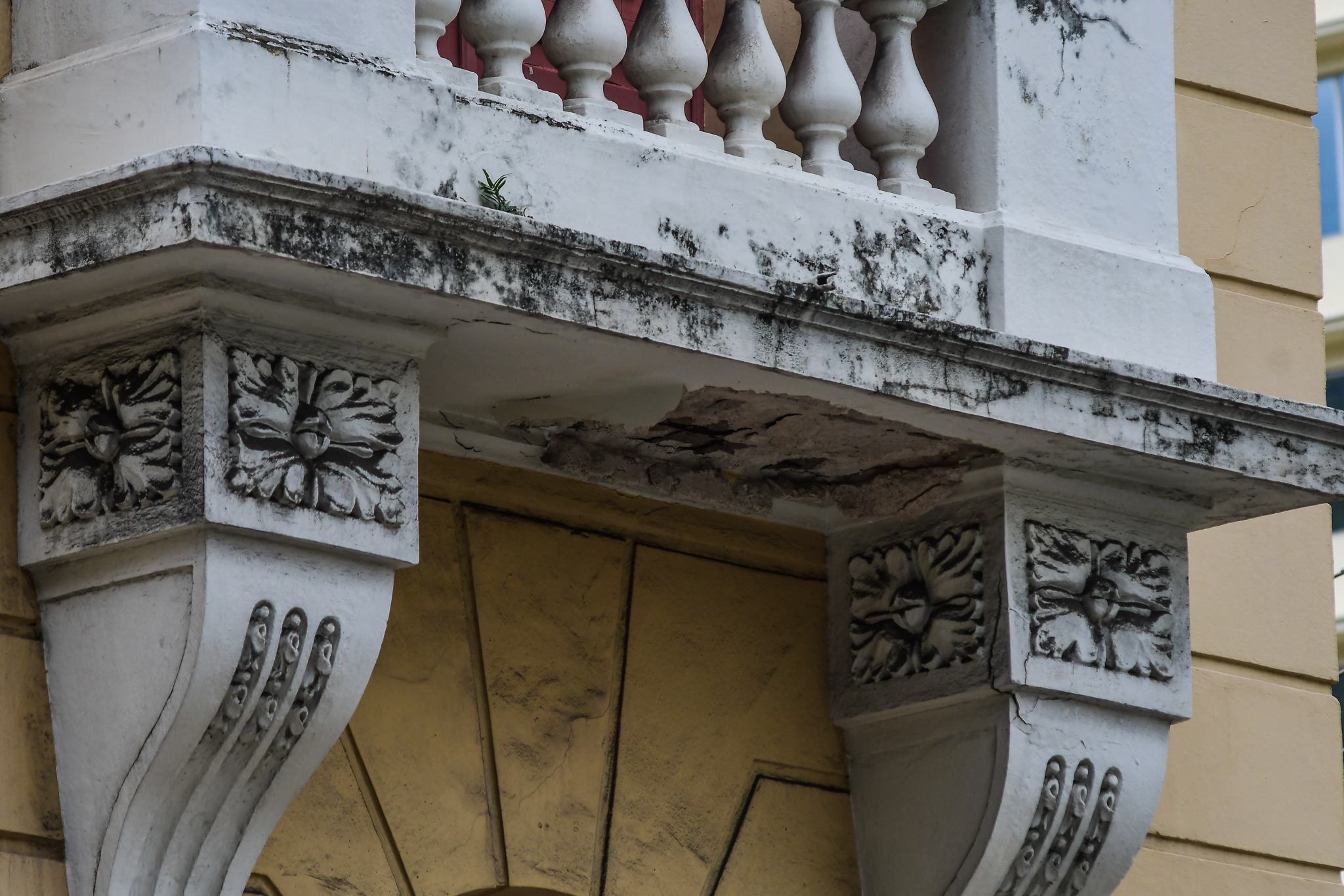 Parte de sacada da Fafi se desprende e cai sobre calçada em Vitória