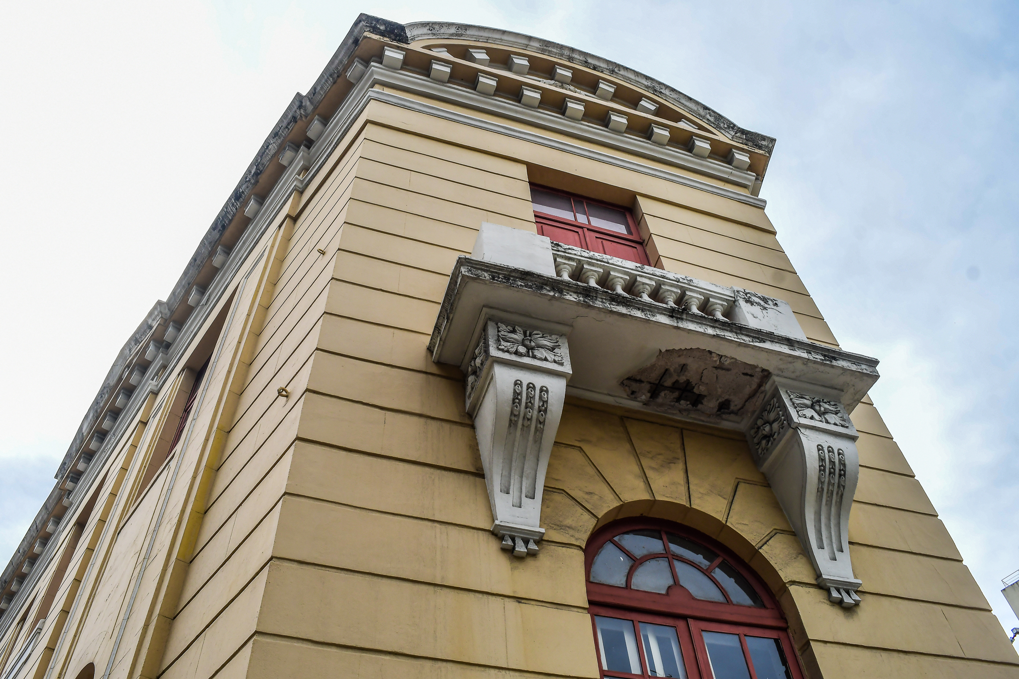 Parte da marquise do prédio da FAFI caiu