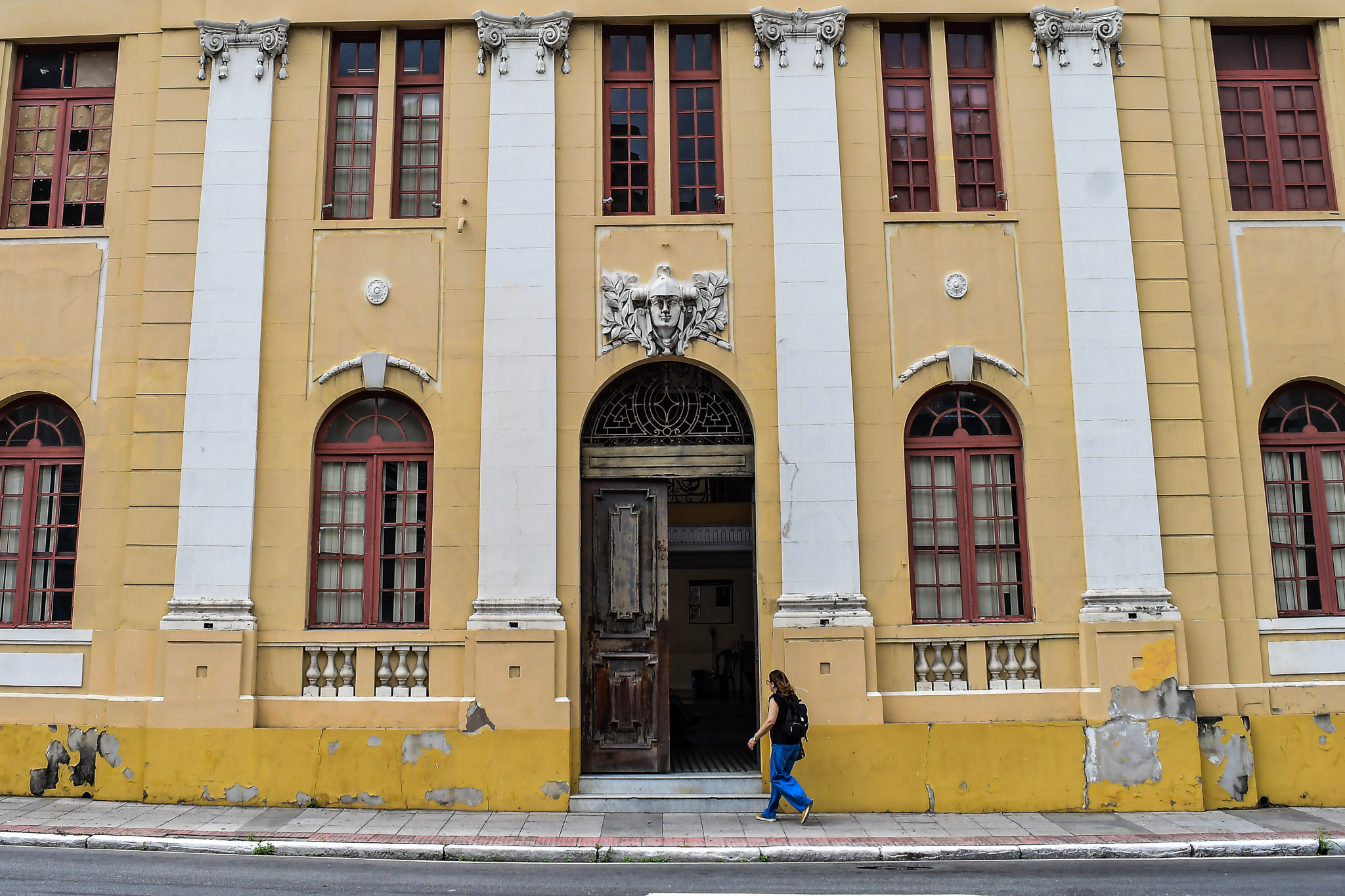 Parte da marquise do prédio da FAFI caiu