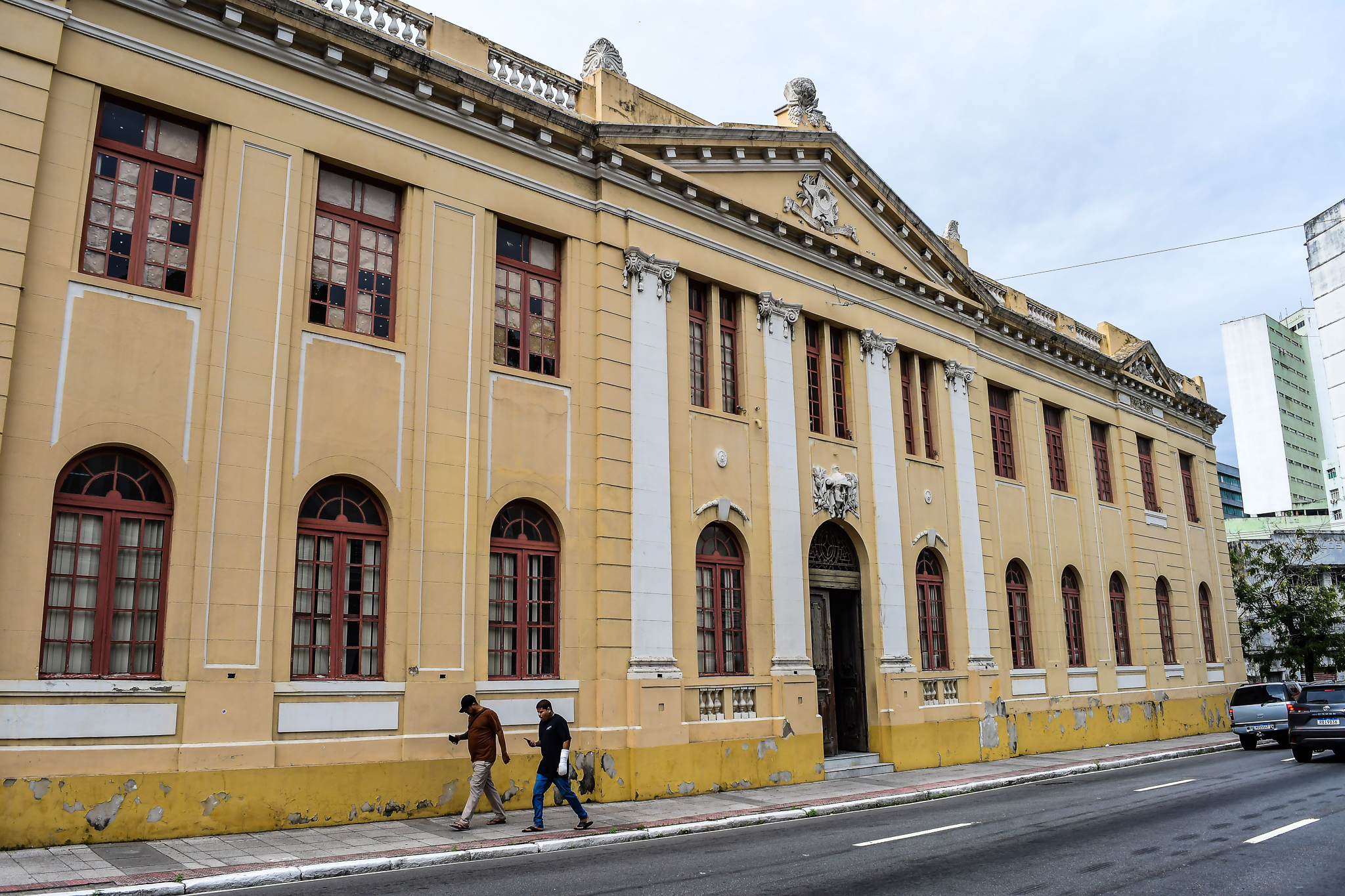 Parte da marquise do prédio da FAFI caiu