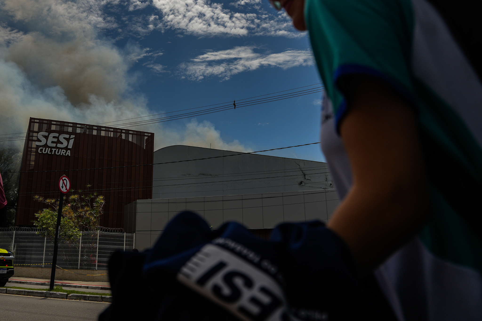 Incêndio atinge teatro do Sesi em Jardim da Penha