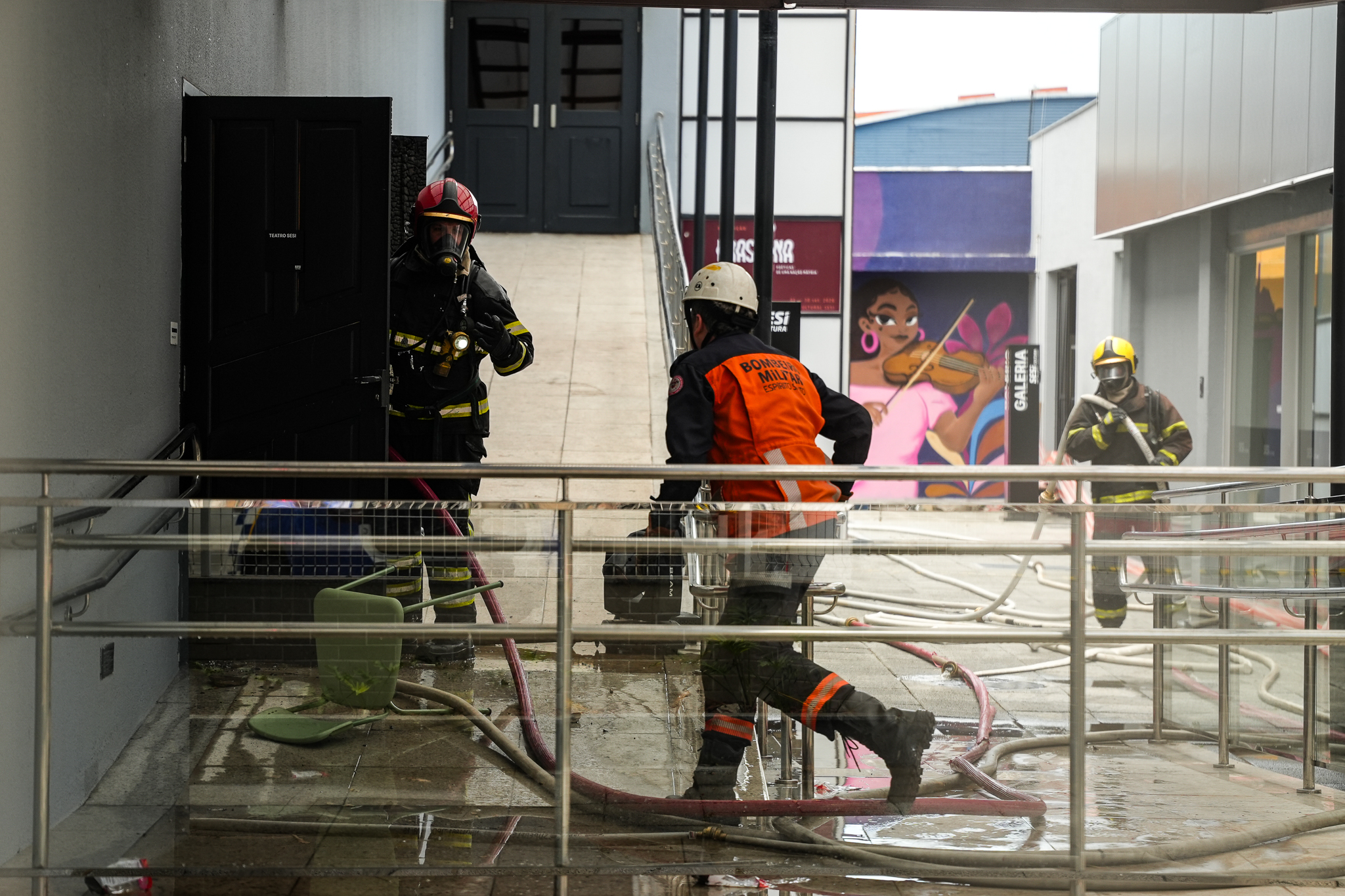 Incêndio atinge teatro do Sesi em Jardim da Penha