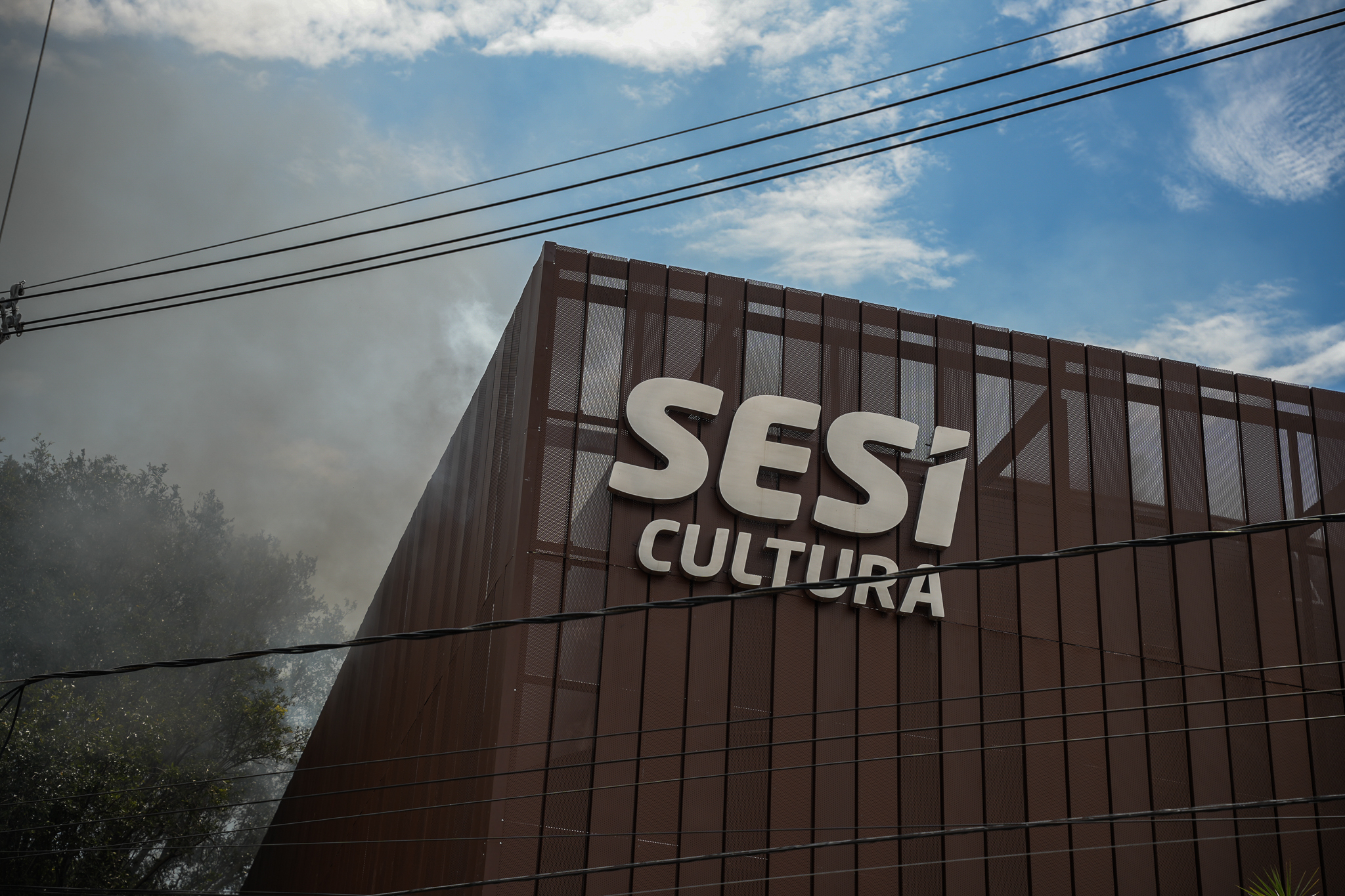 Incêndio atinge teatro do Sesi em Jardim da Penha