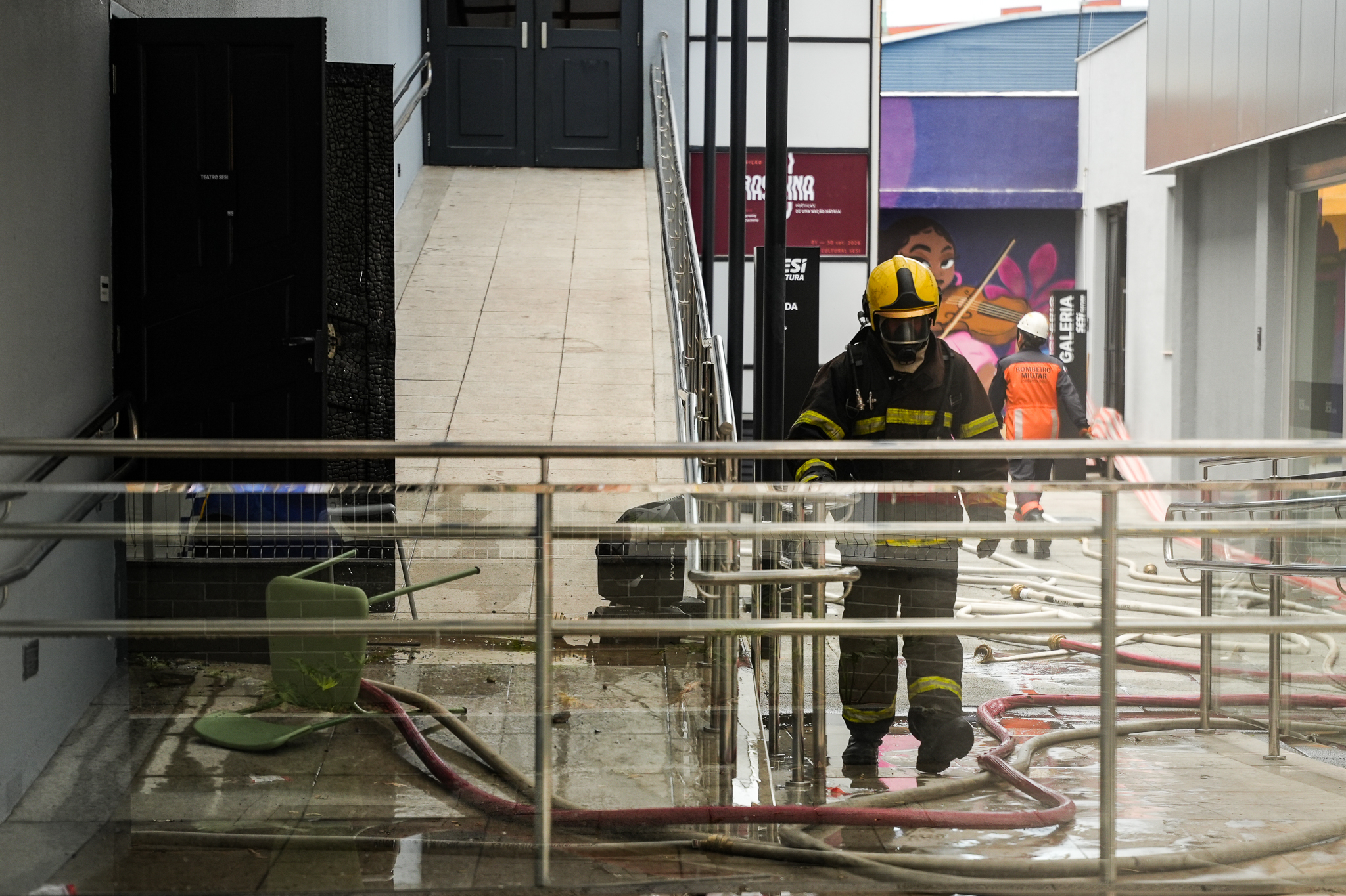 Incêndio atinge teatro do Sesi em Jardim da Penha