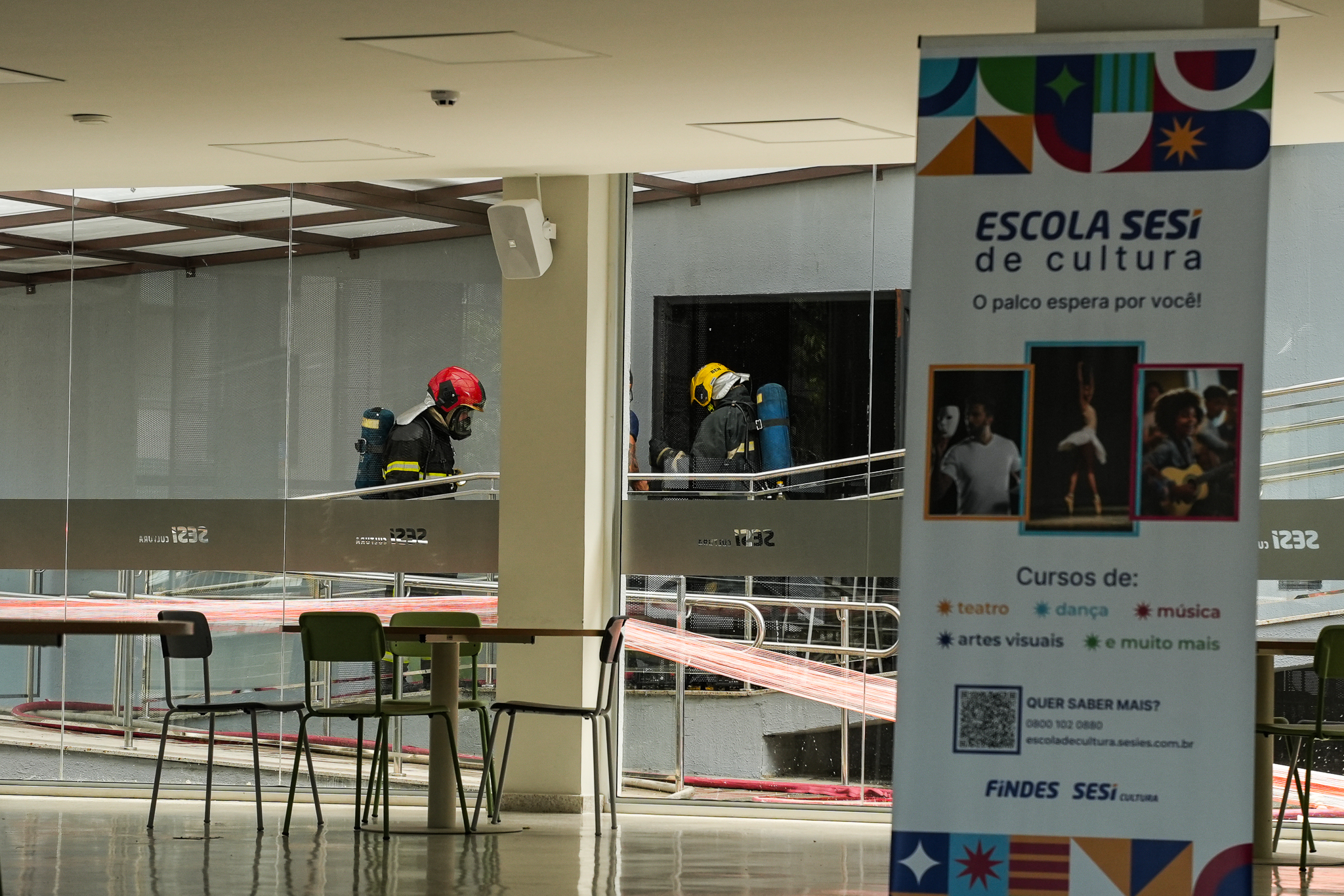 Incêndio atinge teatro do Sesi em Jardim da Penha