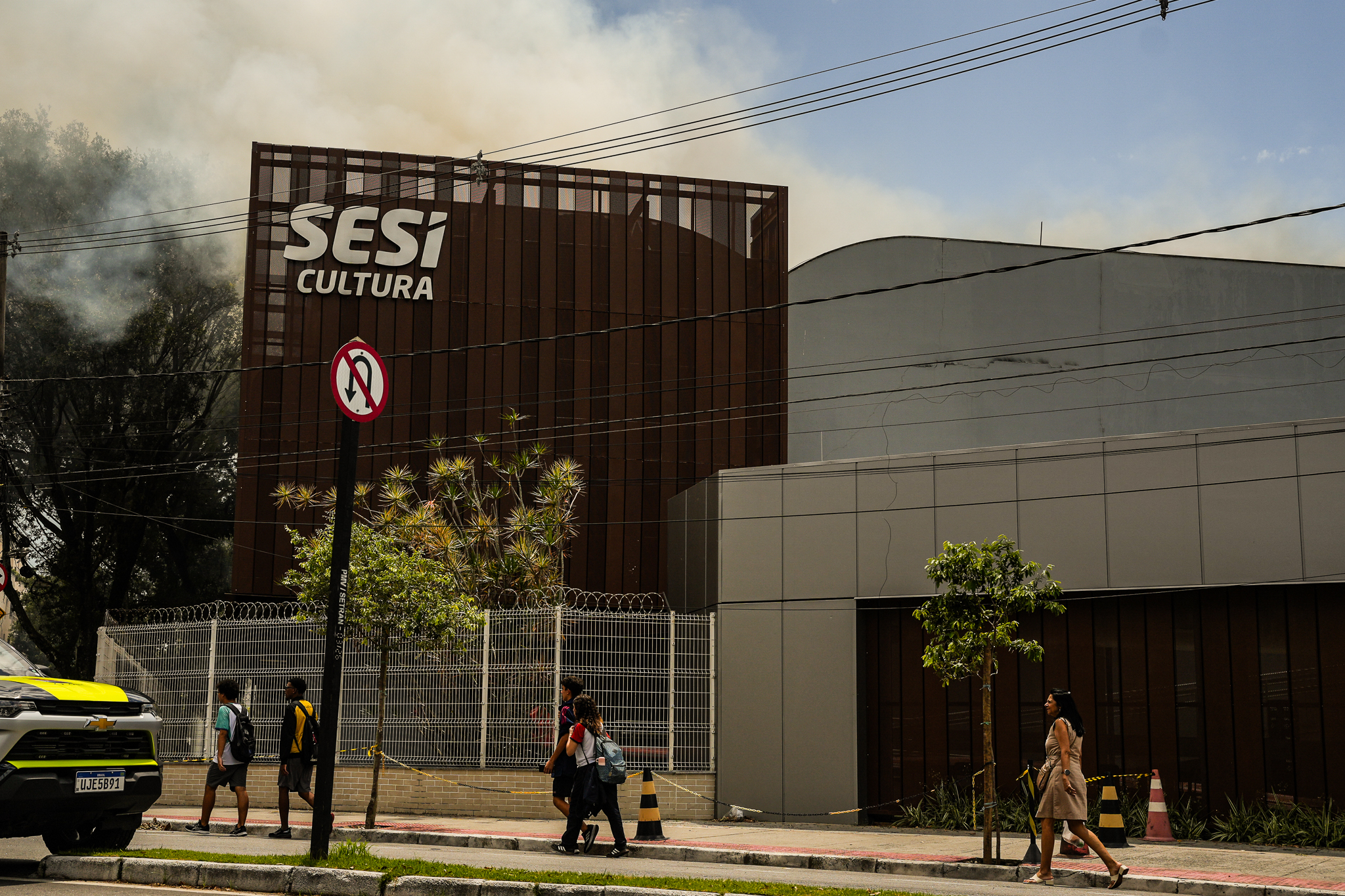 Incêndio atinge teatro do Sesi em Jardim da Penha