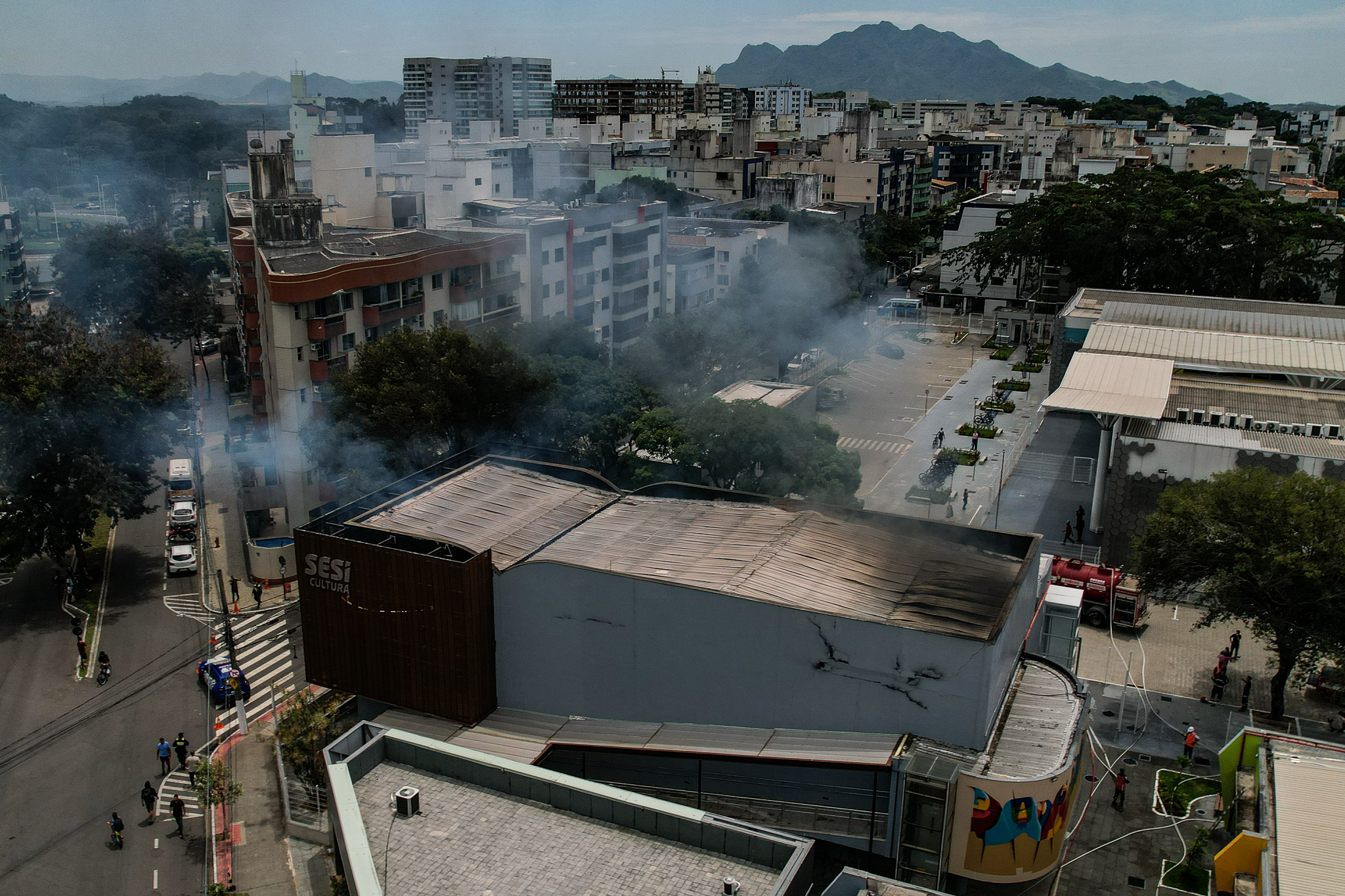 Incêndio atinge teatro do Sesi em Jardim da Penha