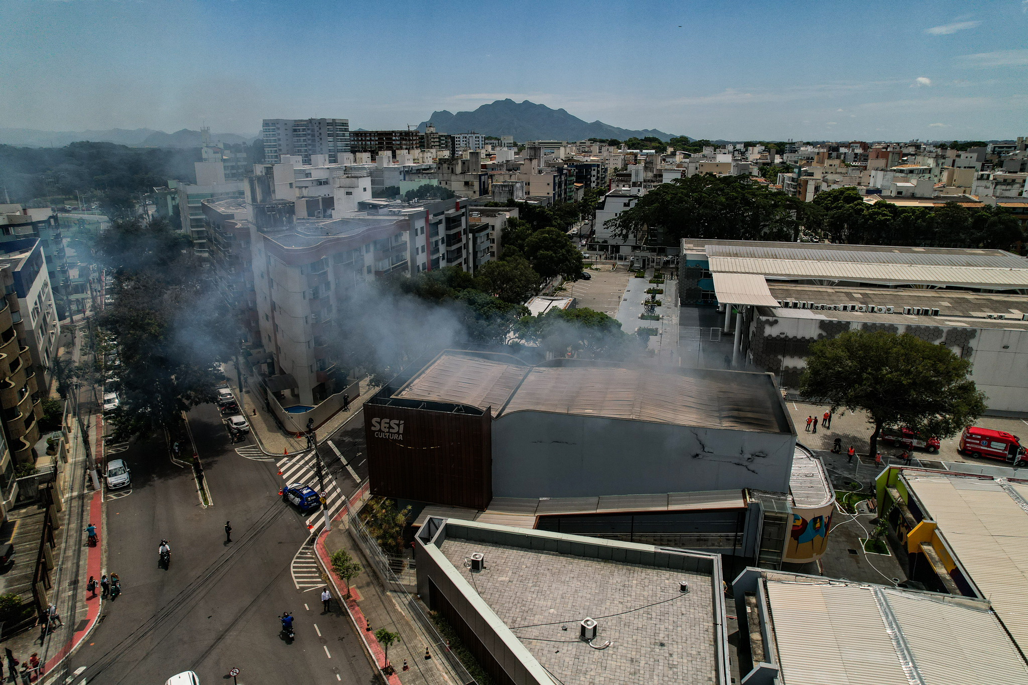 Incêndio atinge teatro do Sesi em Jardim da Penha