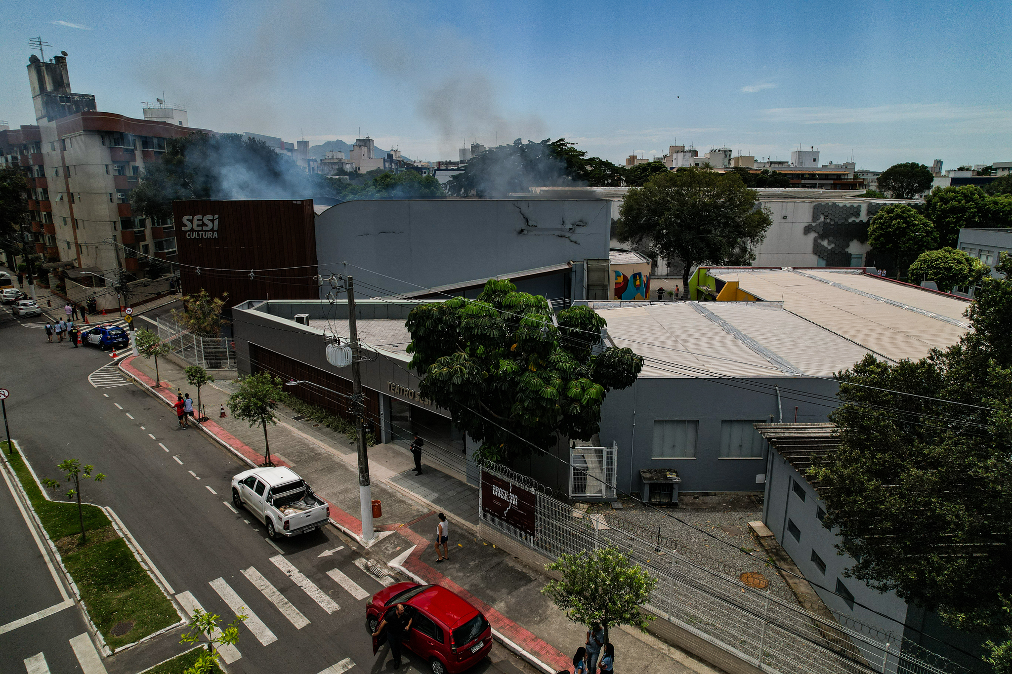Incêndio atinge teatro do Sesi em Jardim da Penha