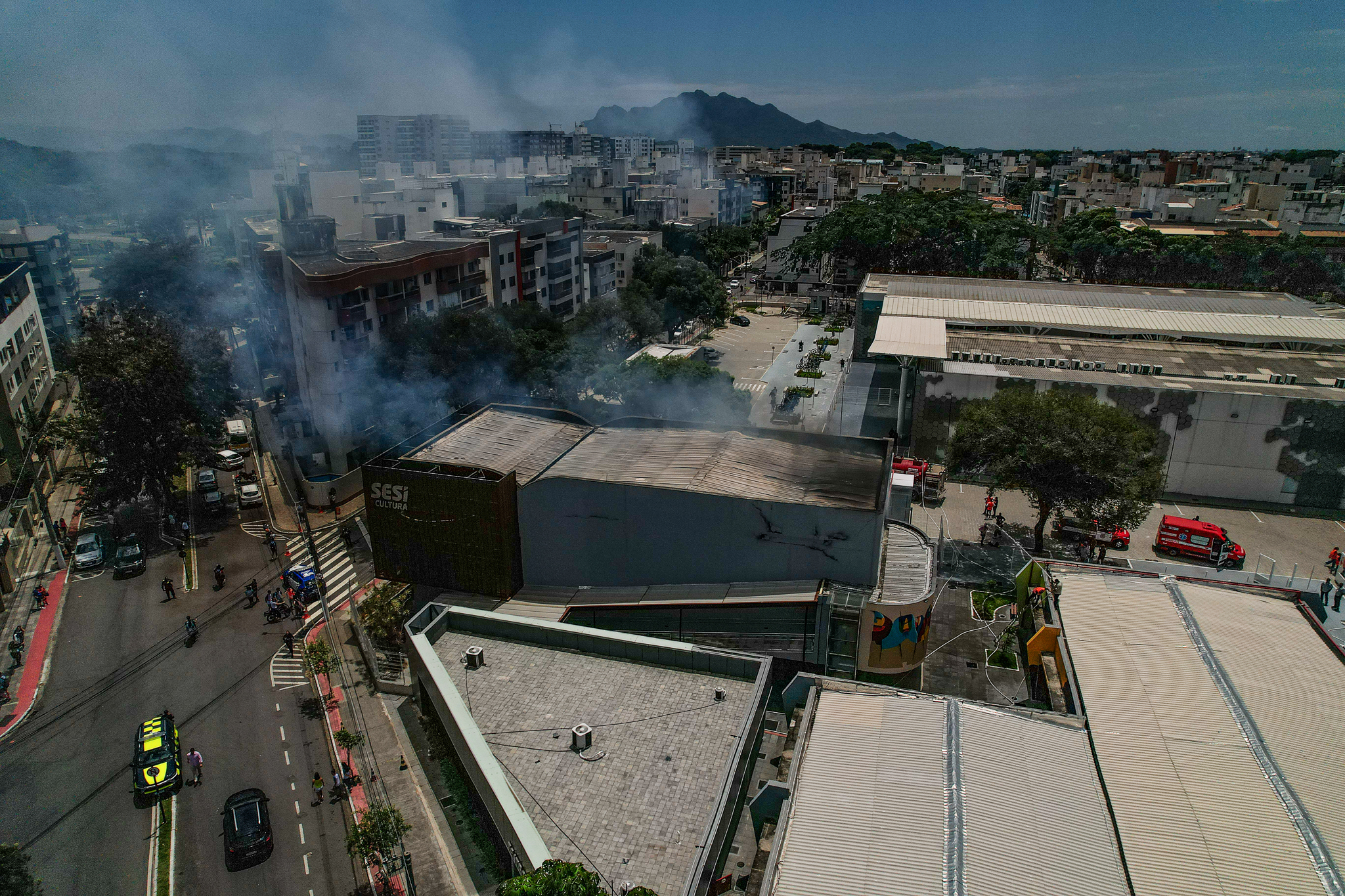 Incêndio atinge teatro do Sesi em Jardim da Penha