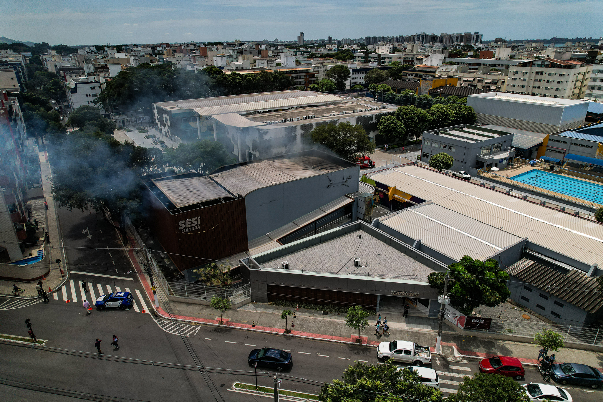 Incêndio atinge teatro do Sesi em Jardim da Penha