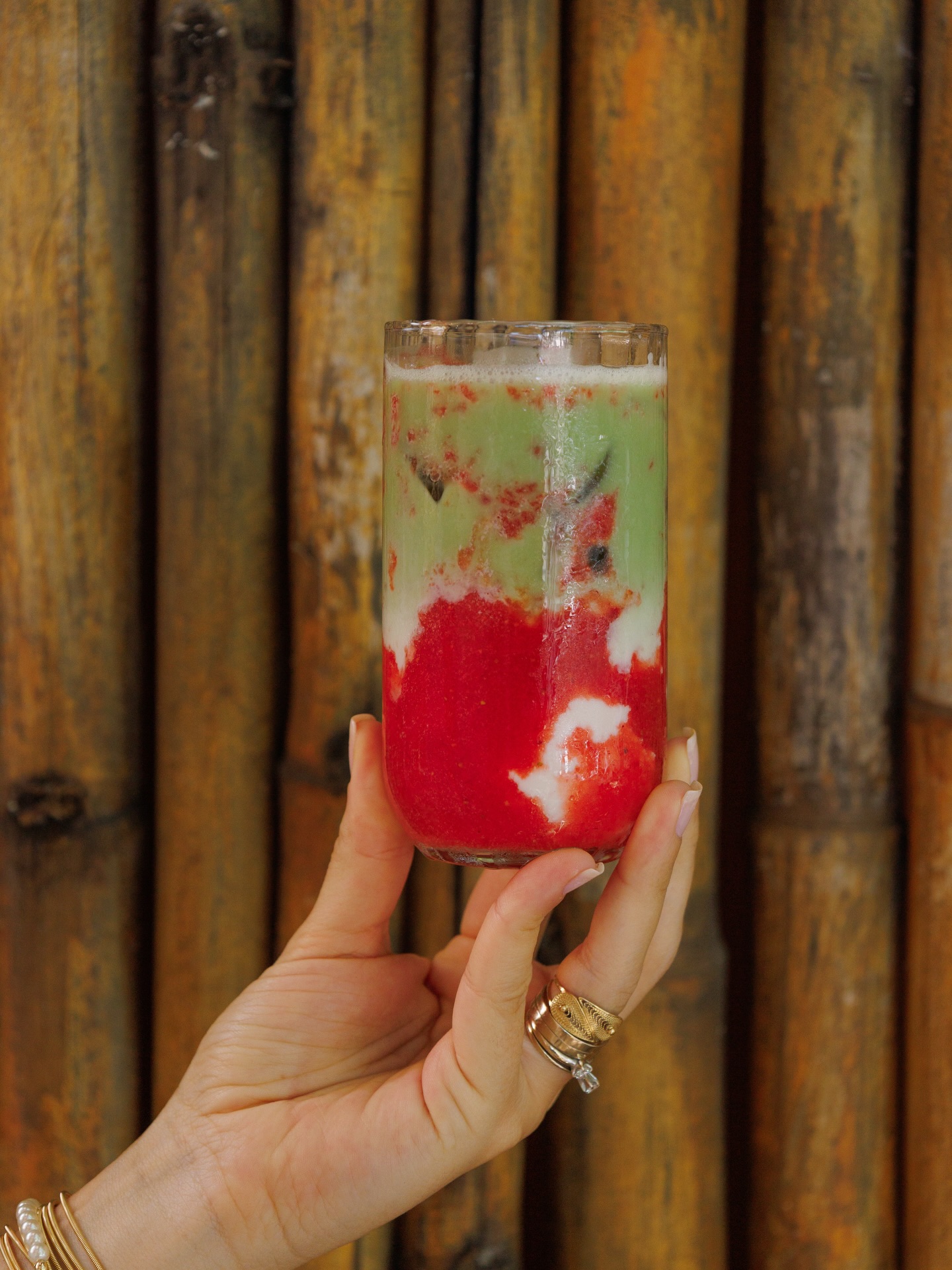 Matcha com calda de morango e leite cremoso