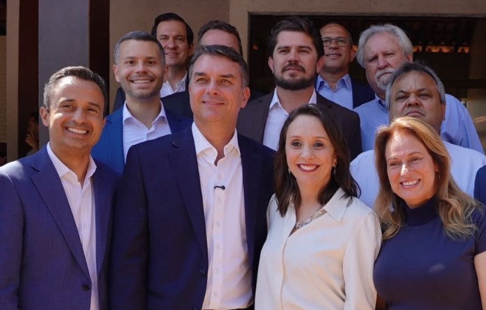 Wanderson Bueno (primeiro na segunda fila, da esquerda para a direita) participou de anúncio de apoio do Podemos a Flávio Bolsonaro