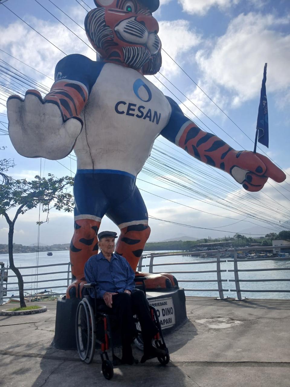 Seu Dino com o Tigrão, monumento que recebe os visitantes na chegada a Guarapari