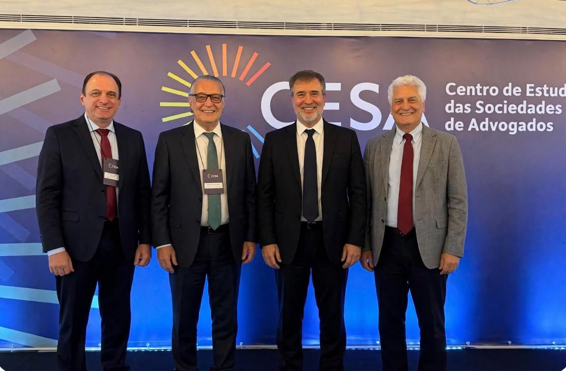 Giulio Imbroisi aparece ao lado do constitucionalista Oscar Vilhena, do presidente nacional do CESA, Gustavo Brigagão, e do advogado Celso Mori.
