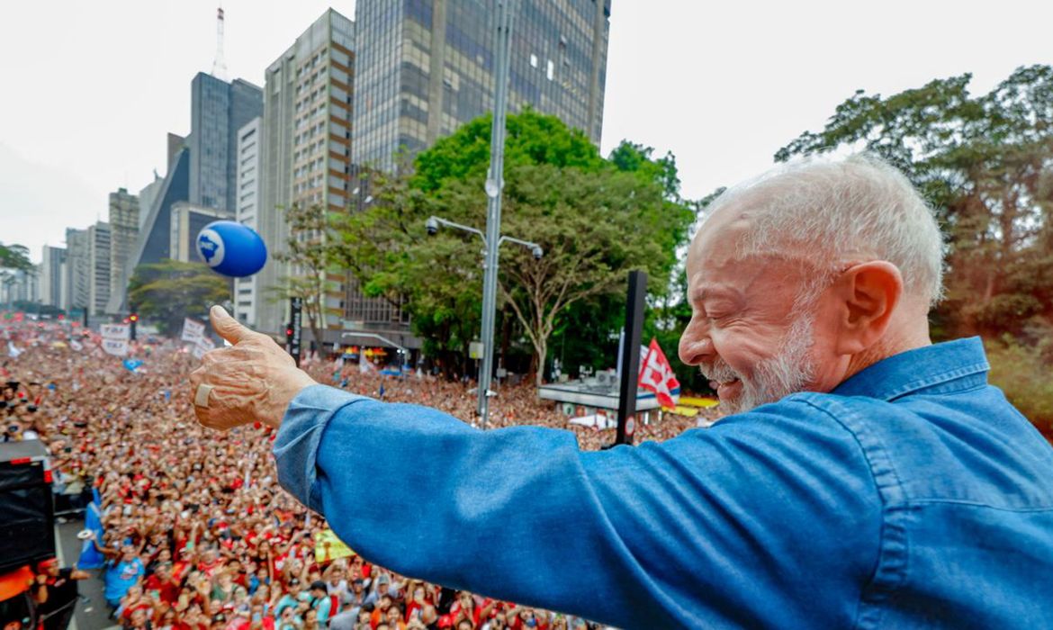 Ato pela reeleição de Lula leva milhares à Avenida Paulista neste domingo, 11/10