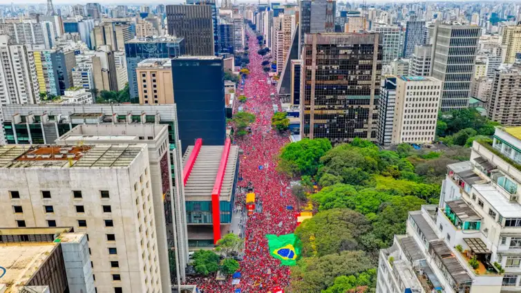 Ato pela reeleição de Lula leva milhares à Avenida Paulista