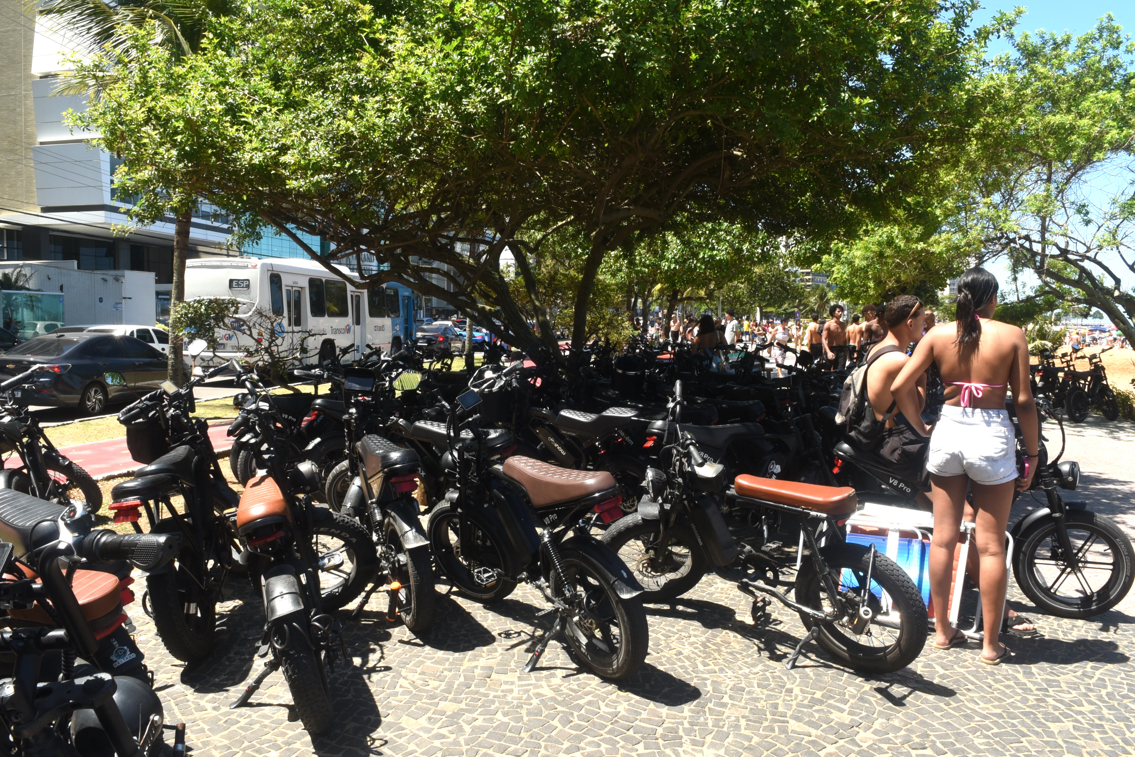 Bicicletas elétricas no caldação da Praia da Costa