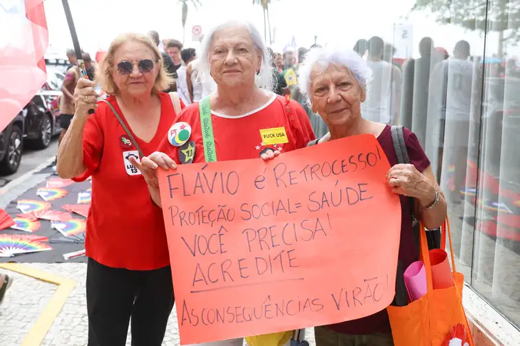 Maria da Conceição Ricardo, Clara Davidorch (ao centro) e Júlia Brant durante ato em apoio ao presidente Lula, candidato à reeleição, na praia de Copacabana