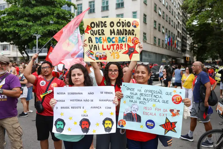 A estudante Suelen Geovana (centro) segura cartaz durante ato em Copacabana