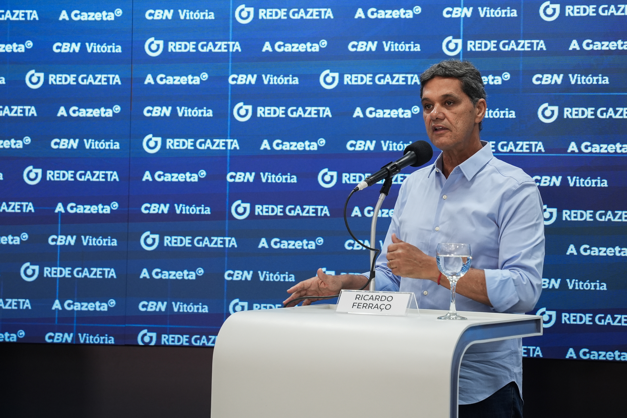 O candidato ao governo do Espírito Santo, Ricardo Ferraço, compareceu ao debate, mas Lorenzo Pazolini não