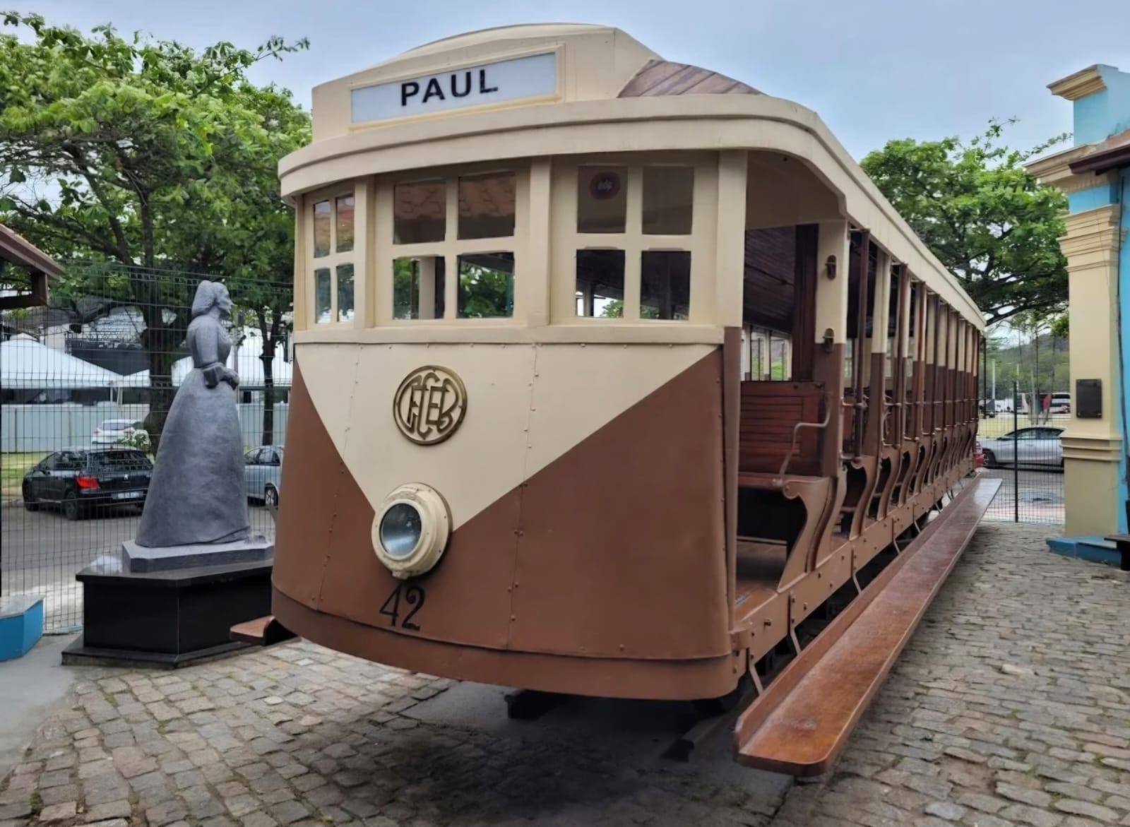 O bondinho histórico 42 está exposto no pátio da Casa da Memória, na Prainha, em Vila Velha