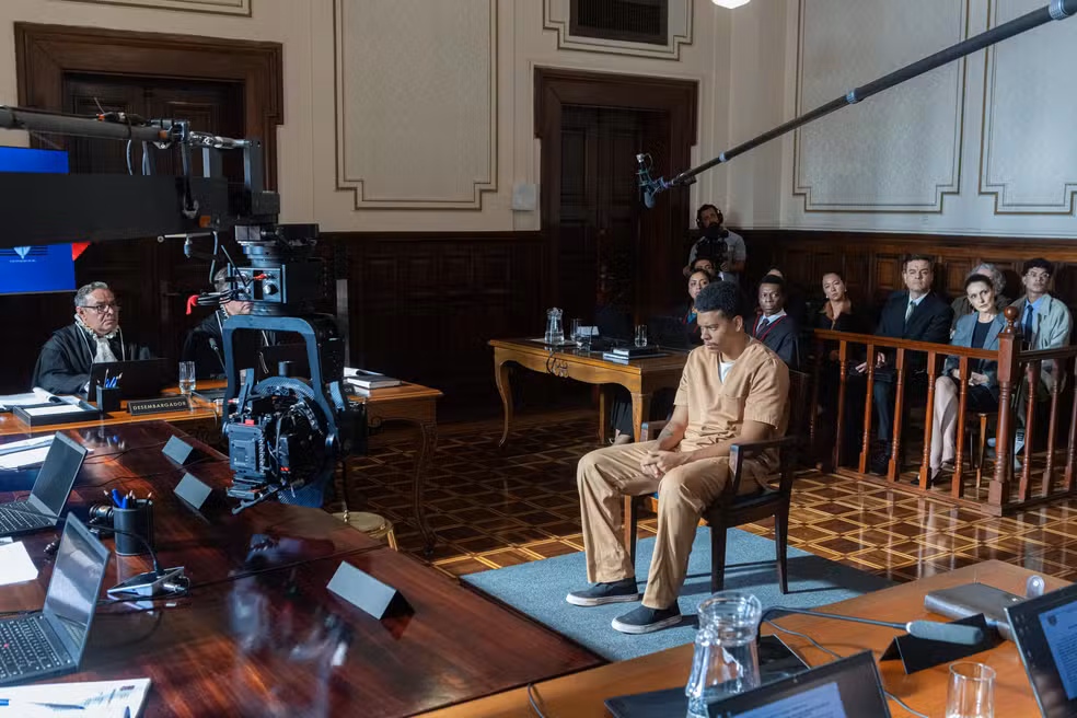 Cena de tribunal com o ator Leo Sobrinho, que faz Helinho em Habeas Corpus