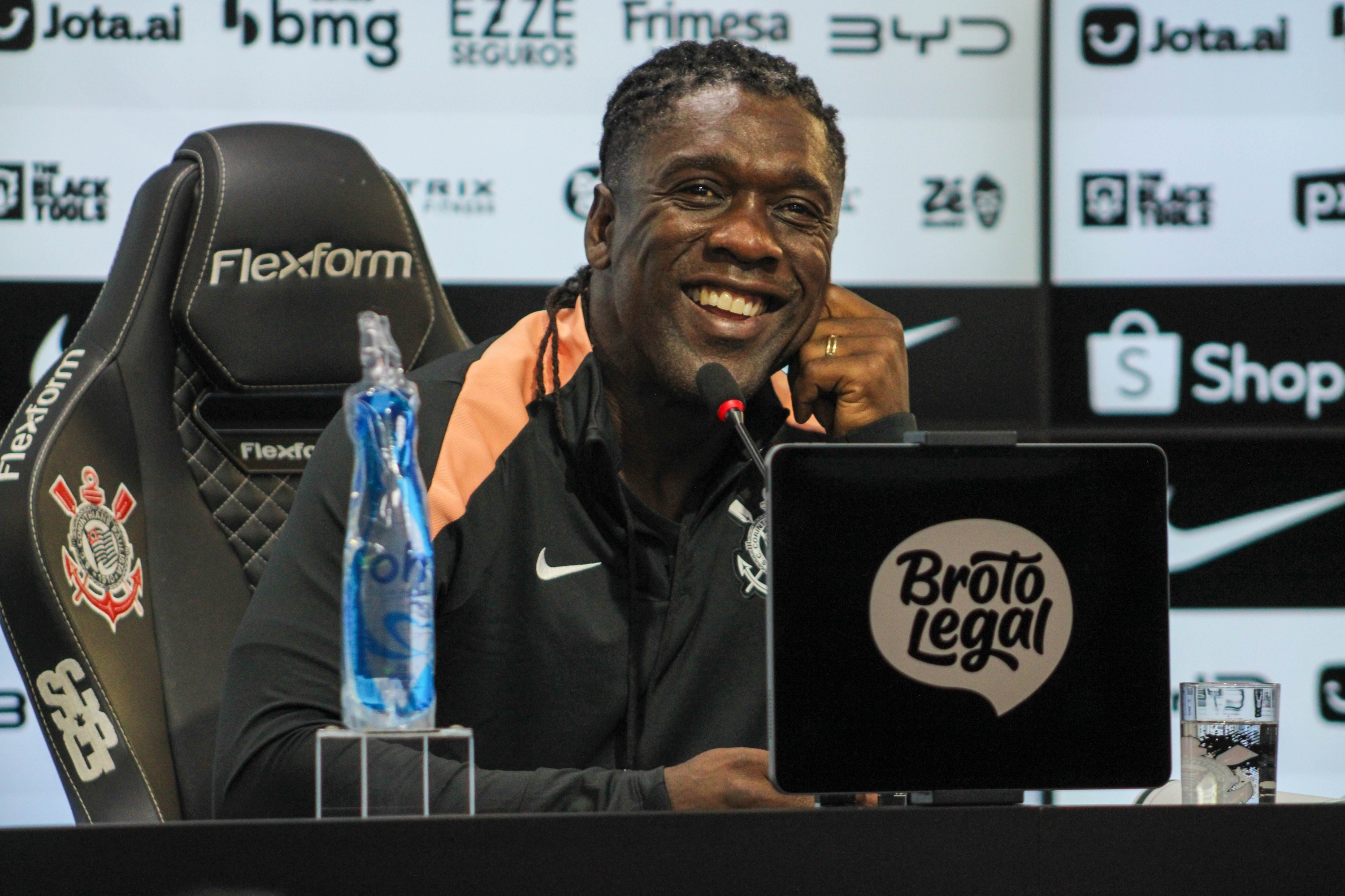 Clarence Seedorf e apresentado oficialmente como novo treinador do Sport Club Corinthians Paulista