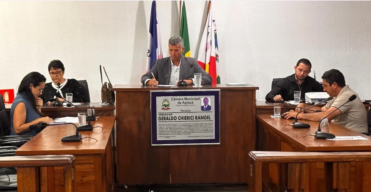 O presidente da Câmara de Apiacá, Fabiano Basílio Zanardi (ao centro), comanda sessão do legislativo