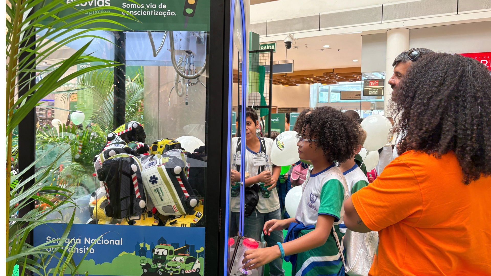 Aluna se diverte com atração durante ação educativa da Ecovias Capixaba sobre segurança no trânsito, em Vitória