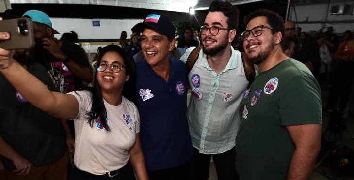 Ricardo Ferraço, em campanha, tira uma selfie com jovens apoiadores