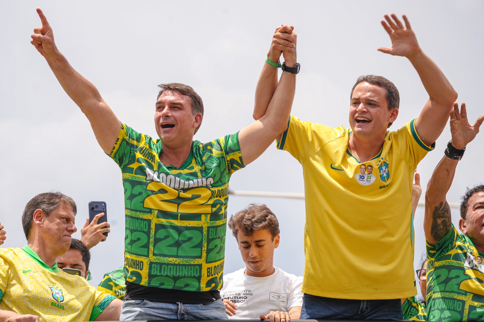 Flávio Bolsonaro e Lorenzo Pazolini no alto do trio elétrico durante ato de campanha na Praia de Camburi, em Vitória (ES) - 17/10/2026