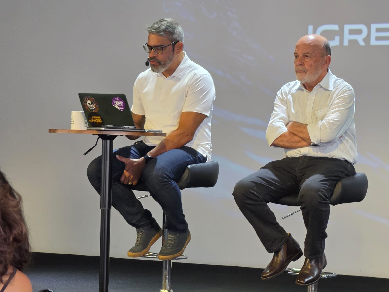 Usiel Carneiro (de óculos) comanda o culto deste domingo ao lado de Sérgio Leite, vice-presidente da igreja e presidente do Conselho da Igreja da Praia
