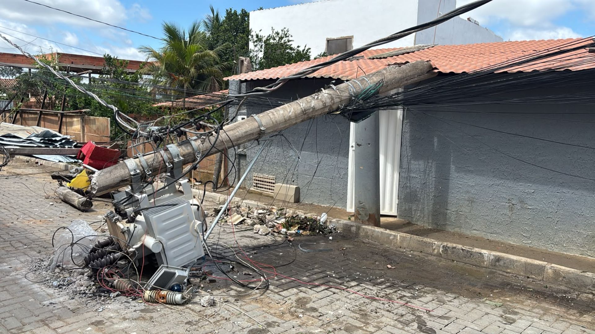 Chuva, granizo e ventos fortes provocaram alagamentos, destelhamentos, queda de árvores e interrupções no fornecimento de energia elétrica.