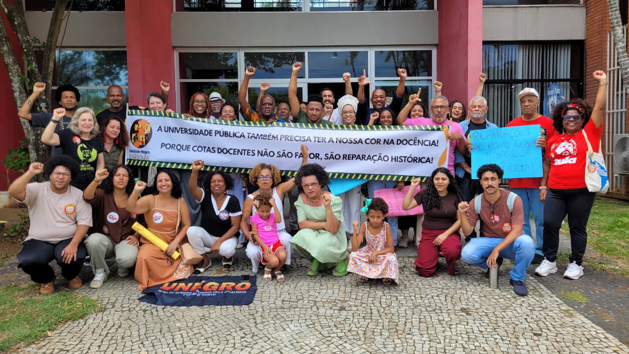 Docentes e membros do movimento negro fizeram um ato público em frente à Reitoria da Ufes pela aprovação no aumento das cotas