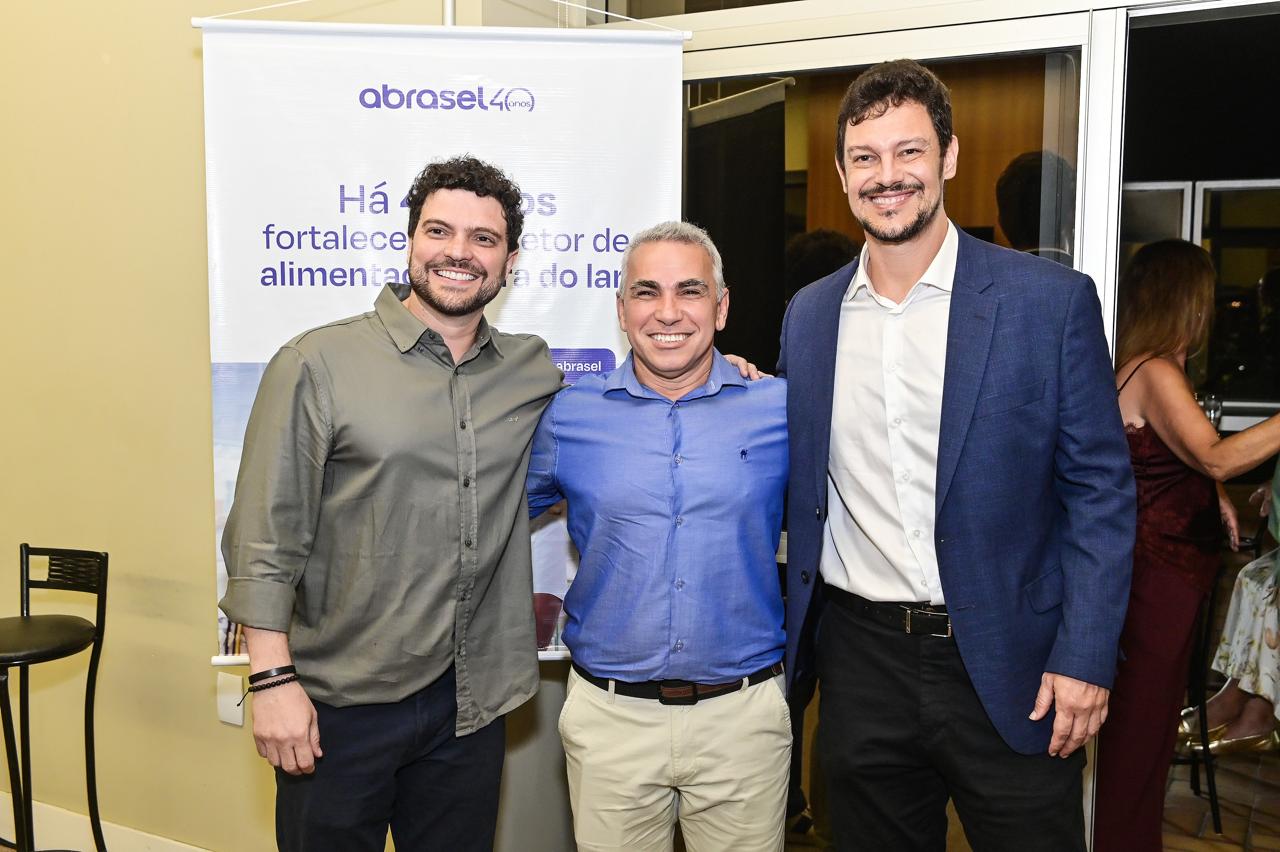 O Presidente da Abrasel no Espírito Santo, Marcelo Uliana, com o conselheiro da instituição, Wiclif Fonseca Barbosa, o presidente do Sindbares, Rodrigo Vervloet