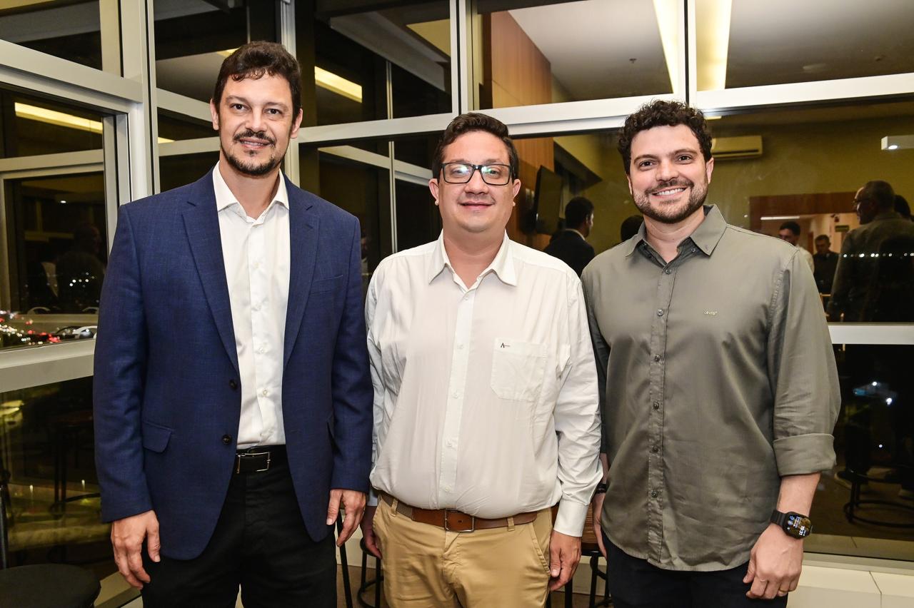 O presidente do Sindbares, Rodrigo Vervloet, com vereador de Cariacica e Deputado Estadual eleito, Fernando Santório, o Presidente da Abrasel no Espírito Santo, Marcelo Uliana