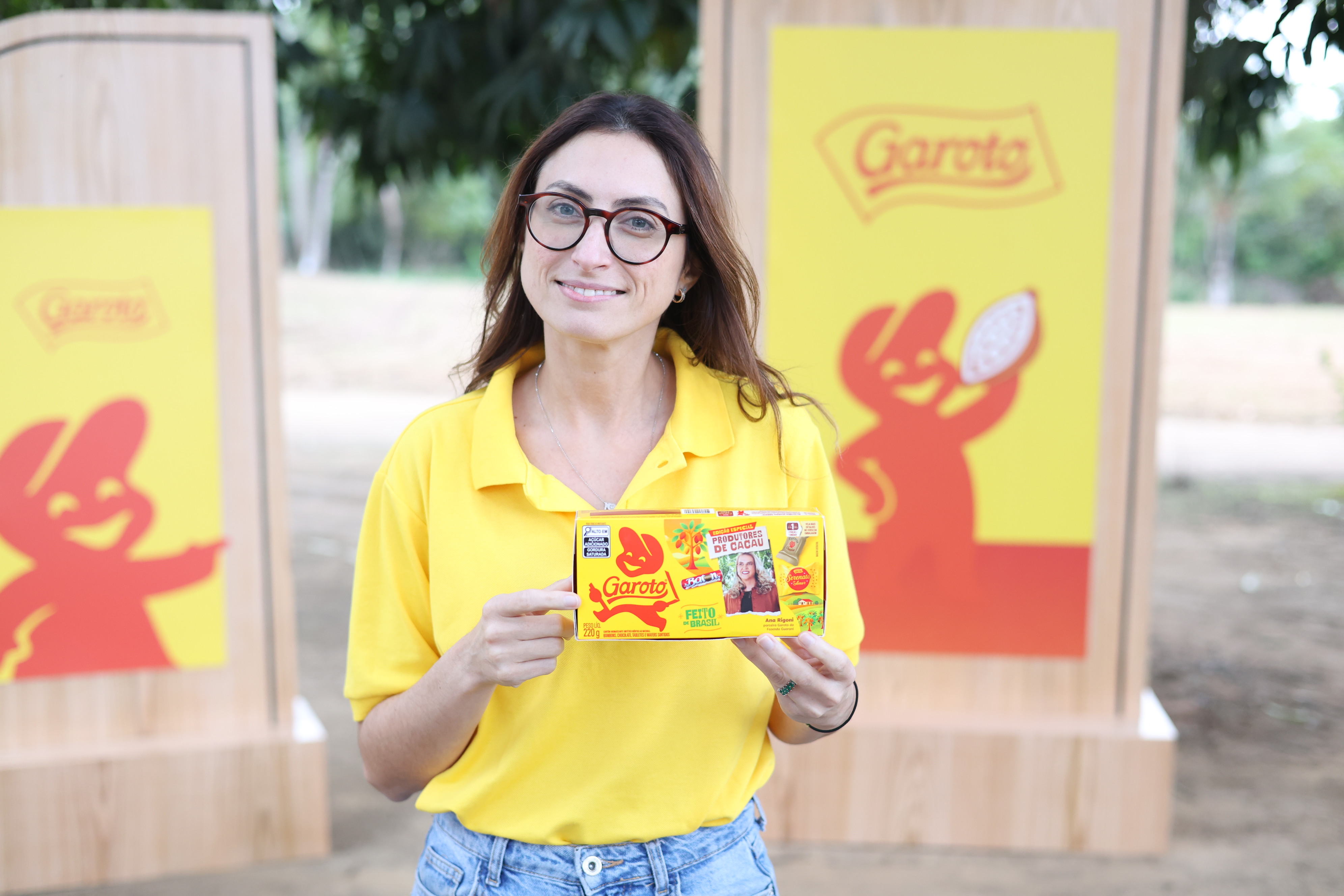 Mulher segurando caixa de bombom da Garoto