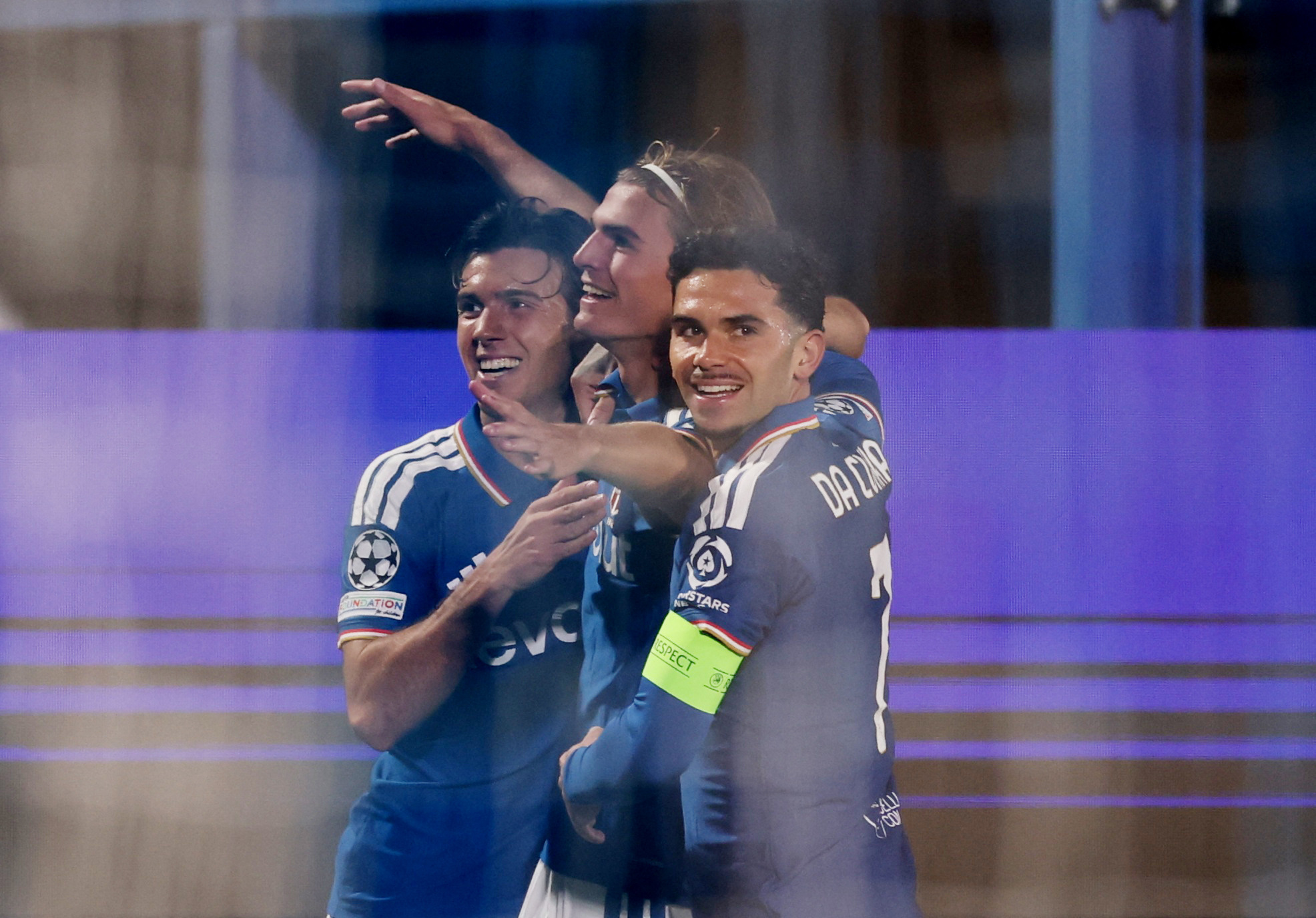 Nico Paz comemora o terceiro gol com os companheiros de equipe