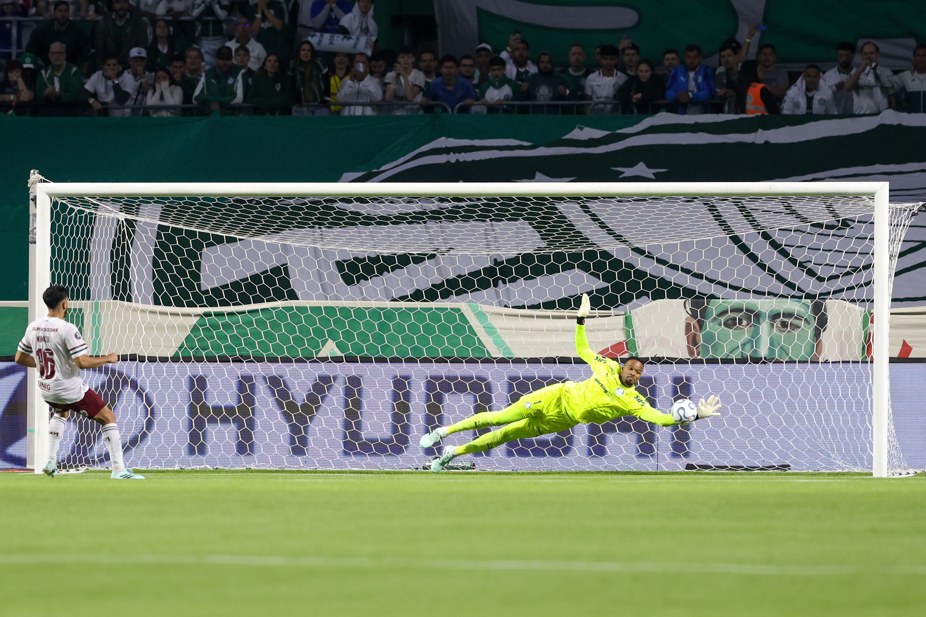 Carlos Miguel defende pênalti de Nonato, do Fluminense, e classifica o Palmeiras para a final da Libertadores
