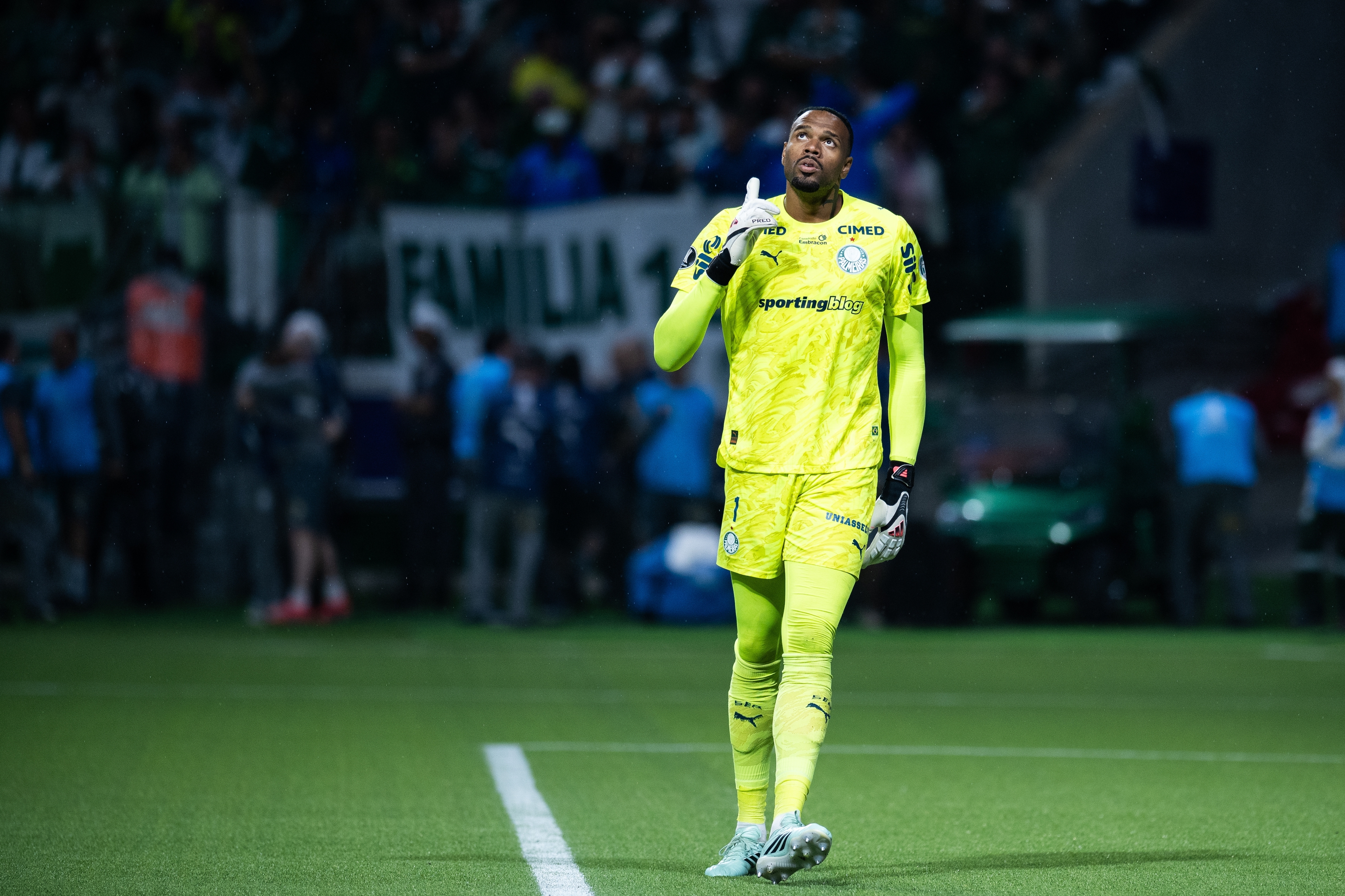 Carlos Miguel do Palmeiras em ação durante a Partida entre Palmeiras e Fluminense, válida pela semifinal da Copa Libertadores 2026