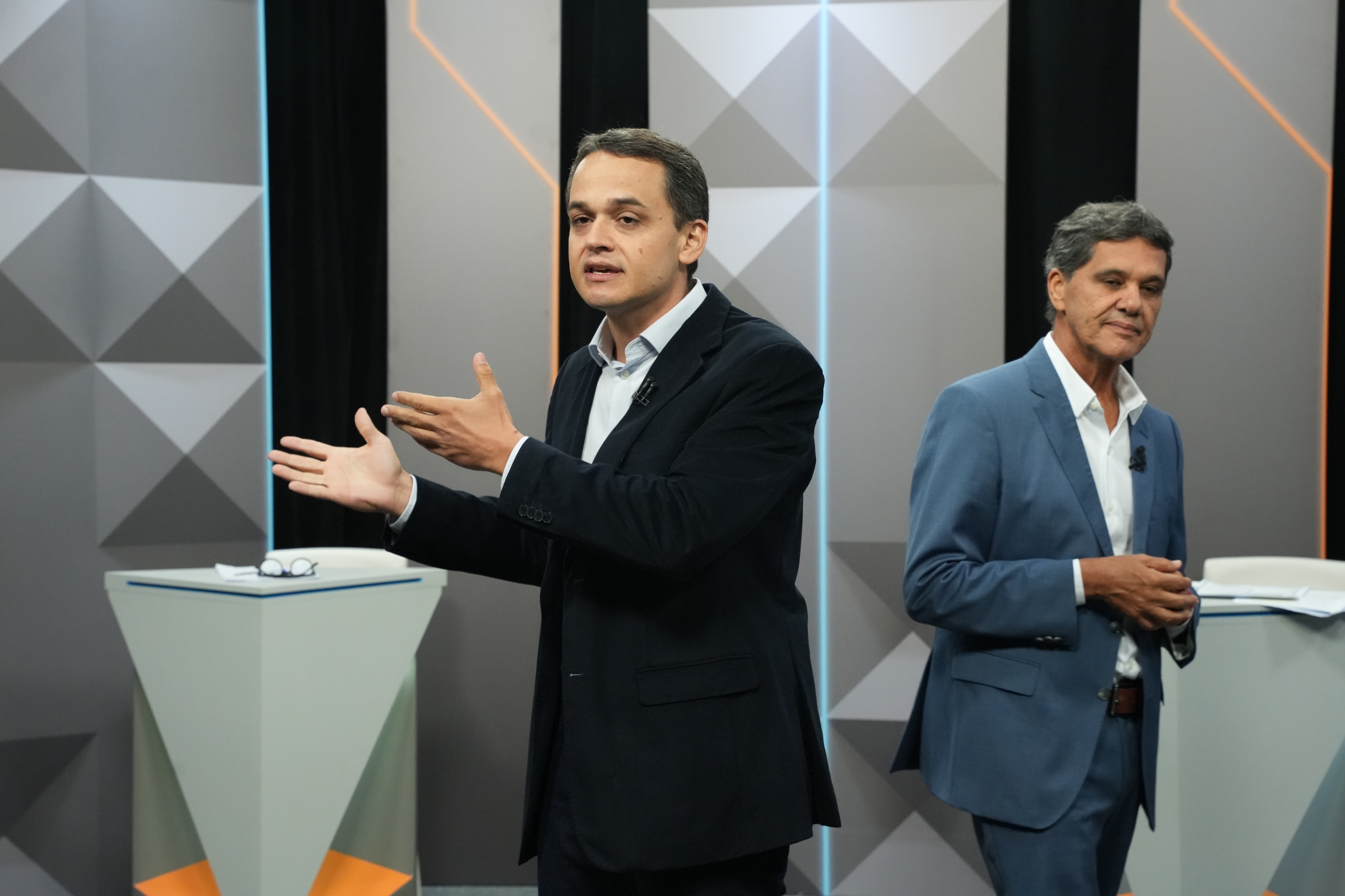 Os candidatos ao Governo do ES Lorenzo Pazolini e Ricardo durante o debate da TV Gazeta