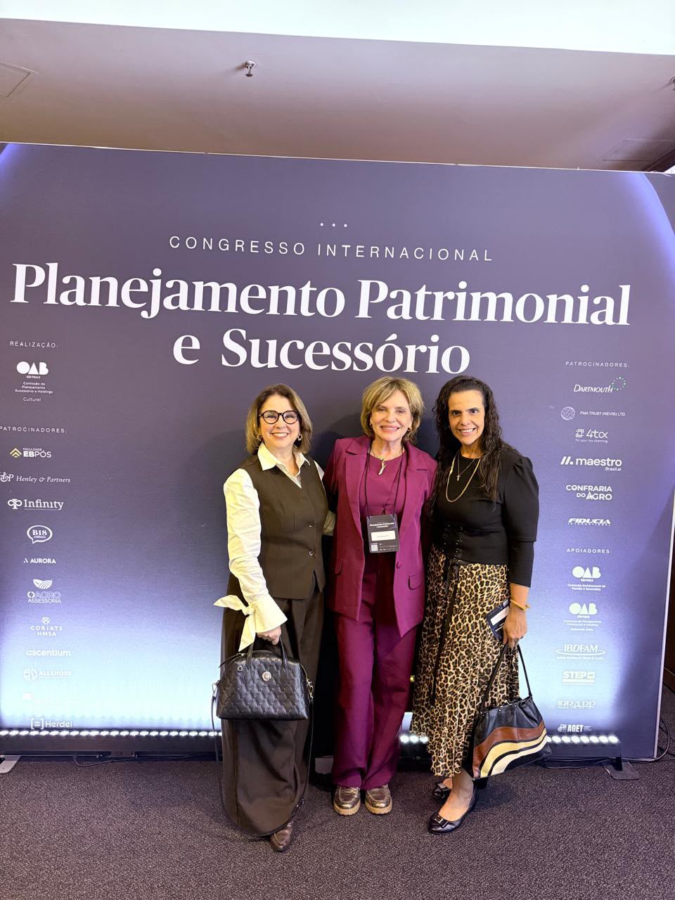 Luciana Júdice entre Simone Nery e Juliana Pechincha